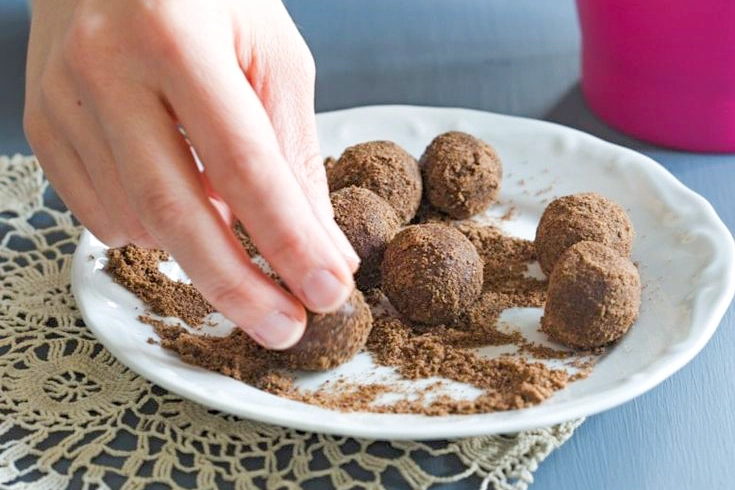5 Best Dog Treat Recipes to Improve Your Pup's Nutrition 6 peanut butter balls in a plate
